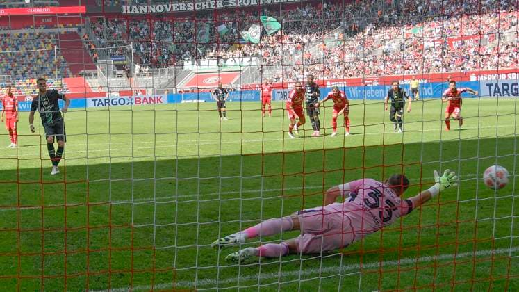 Boris Tomiak Hannover 3 scores the goal for 0 1 by penalty 09 08 2025 Soccer Fortuna Duesseldorf vs Hannover 96 , Merkur Spiel Arena, Duesseldorf, DFB DFL REGULATIONS PROHIBIT ANY USE OF PHOTOGRAPHS AS IMAGE SEQUENCES AND OR QUASI VIDEO Copyright: xpepphotox xHorstxMauelshagenx pep00321, pep_2025089_hm_104392