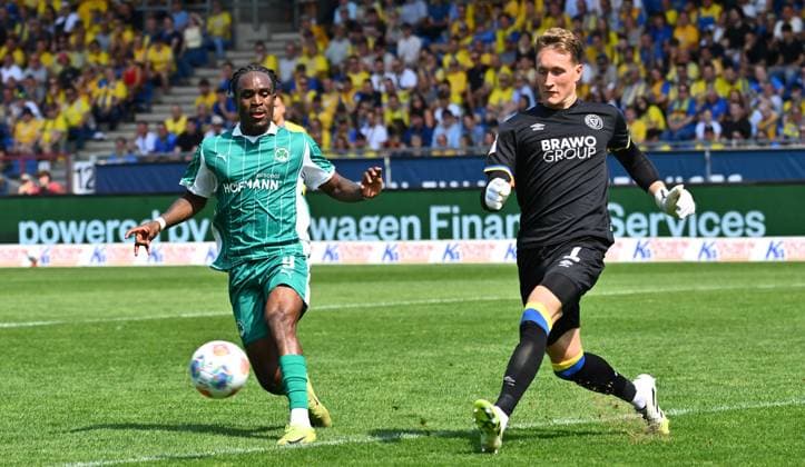 09 08 2025 Soccer Season 2025 2026 2 Soccer Bundesliga 02 Matchday Eintracht Braunschweig BTSV SpVgg Greuther Fürth Kleeblatt Sportfoto Zink xwoxzix DFL regulations prohibit any use of photographs as image sequences and or quasi video only for editorial use Noel Futkeu 9, SpVgg Greuther Fürth Ron Thorben Hoffmann 1, Eintracht Braunschweig BTSV EBS