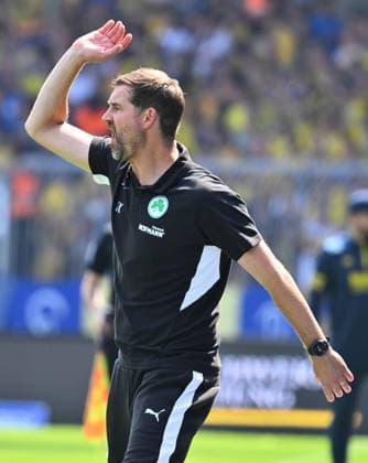 09 08 2025 Soccer Season 2025 2026 2 Soccer Bundesliga 02 Matchday Eintracht Braunschweig BTSV SpVgg Greuther Fürth Kleeblatt Sportfoto Zink xwoxzix DFL regulations prohibit any use of photographs as image sequences and or quasi video only for editorial use Thomas Kleine Trainer SpVgg Greuther Fürth ruft schreit brüllt