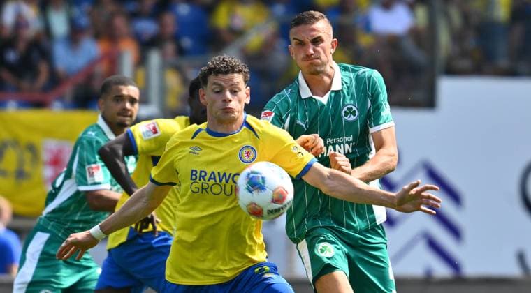 09 08 2025 Soccer Season 2025 2026 2 Soccer Bundesliga 02 Matchday Eintracht Braunschweig BTSV SpVgg Greuther Fürth Kleeblatt Sportfoto Zink xwoxzix DFL regulations prohibit any use of photographs as image sequences and or quasi video only for editorial use Erencan Yardimci 9, Eintracht Braunschweig BTSV EBS Philipp Ziereis 4, SpVgg Greuther Fürth