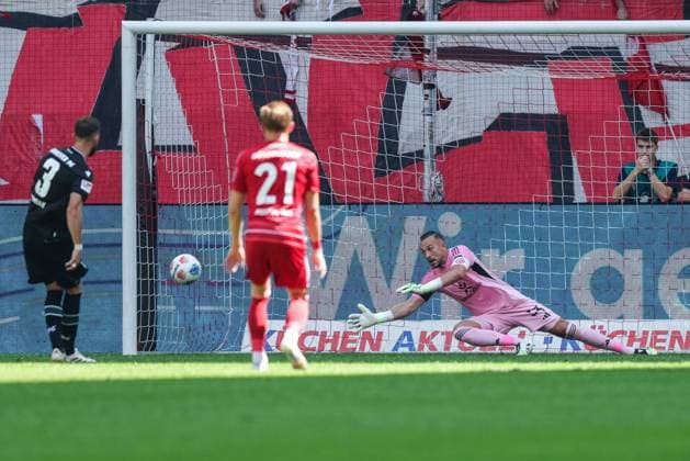 Soccer 2 Bundesliga 2 Matchday Fortuna Düsseldorf Hannover 96 on 09 08 2025 at Merkur Spiel Arena in Düsseldorf Boris Tomiak Hannover scores 0 1 from the penalty spot DFL regulations prohibit any use of photographs as image sequences and or quasi video xJRx