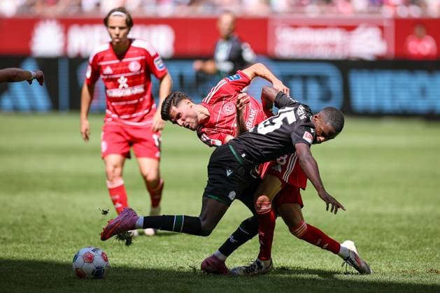 09 08 2025, Football, Fortuna Düsseldorf Hannover 96, 2 Fußball Bundesliga, Merkur Spiel Arena, Saison 2025 2026 Noel Aseko Hannover96 15 in duel against Anouar El Azzouzi Fortuna Düsseldorf 08 DFB regulations prohibit any use of photographs as image sequences and or quasi video Nordrhein Westfalen Germany