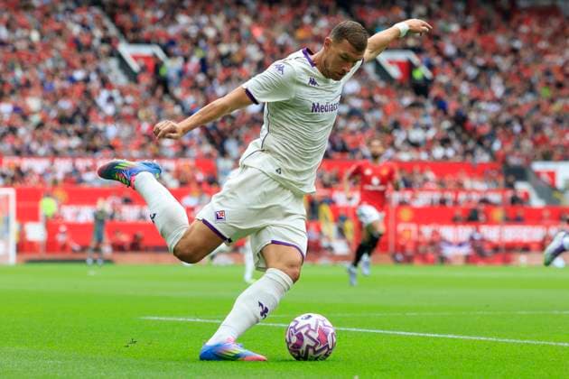 Manchester United, ManU v Fiorentina Pre-Season Friendly 09 08 2025. Edin Dzeko (11) of Fiorentina crosses the ball during the Pre-Season Friendly match between Manchester United and Fiorentina at Old Trafford, Manchester, England on 9 August 2025. Manchester Old Trafford Greater Manchester England Editorial use only , Copyright: xConorxMolloyx PSI-22527-0034