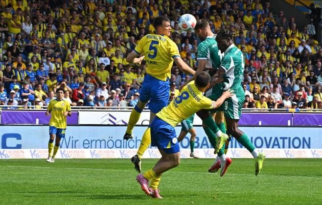 09 08 2025 Soccer Season 2025 2026 2 Soccer Bundesliga 02 Matchday Eintracht Braunschweig BTSV SpVgg Greuther Fürth Kleeblatt Sportfoto Zink MeZi xmexzix DFL regulations prohibit any use of photographs as image sequences and or quasi video only for editorial use Felix Higl 18, SpVgg Greuther Fürth erielt Treffer Tor Torschuß zum 2 2
