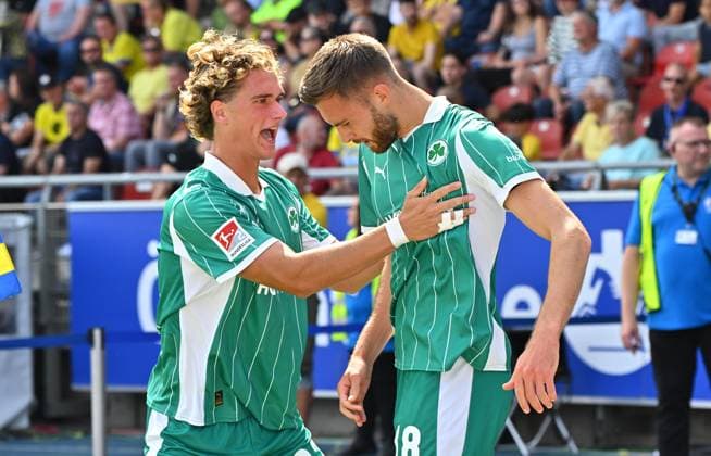 09 08 2025 Soccer season 2025 2026 2 Soccer Bundesliga 02 Matchday Eintracht Braunschweig BTSV SpVgg Greuther Fürth Kleeblatt Sportfoto Zink MeZi xmexzix DFL regulations prohibit any use of photographs as image sequences and or quasi video only for editorial use Torjubel Jubel nach Treffer Tor Torschuß zum 2 2 durch Felix Higl 18, SpVgg Greuther Fürth mit Juan Cabrera 22, SpVgg Greuther Fürth, links