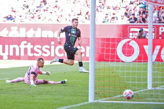 09 08 2025, Fußball, Fortuna Düsseldorf Hannover 96, 2 Fußball Bundesliga, Merkur Spiel Arena, Saison 2025 2026 Torschuss Torjubel zum Tor zum 2 0 durch Torschütze Benjamin Källman Hannover96 09 gegen Torwart Florian Kastenmeier Fortuna Düsseldorf 33 DFB regulations prohibit any use of photographs as image sequences and or quasi video Nordrhein Westfalen Germany
