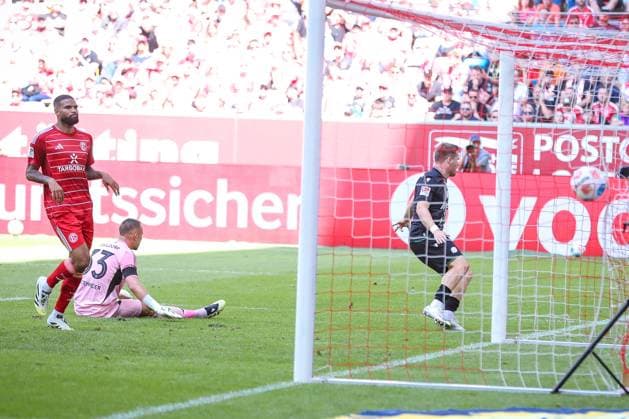 09 08 2025, Fußball, Fortuna Düsseldorf Hannover 96, 2 Fußball Bundesliga, Merkur Spiel Arena, Saison 2025 2026 Torschuss Torjubel zum Tor zum 2 0 durch Torschütze Benjamin Källman Hannover96 09 gegen Torwart Florian Kastenmeier Fortuna Düsseldorf 33 DFB regulations prohibit any use of photographs as image sequences and or quasi video Nordrhein Westfalen Germany