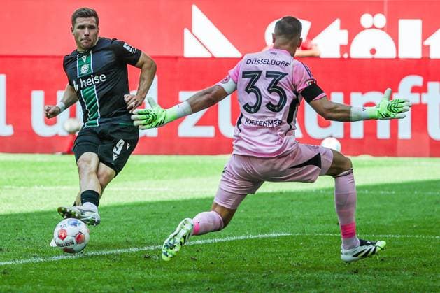 2 Bundesliga Fortuna Düsseldorf Hannover 96 on 09 08 2025 at Merkur Spiel Arena in Düsseldorf Benjamin Källman Kaellman Hannover scores the goal against goalkeeper Florian Kastenmeier Duesseldorf to make it 0 - 2 MH