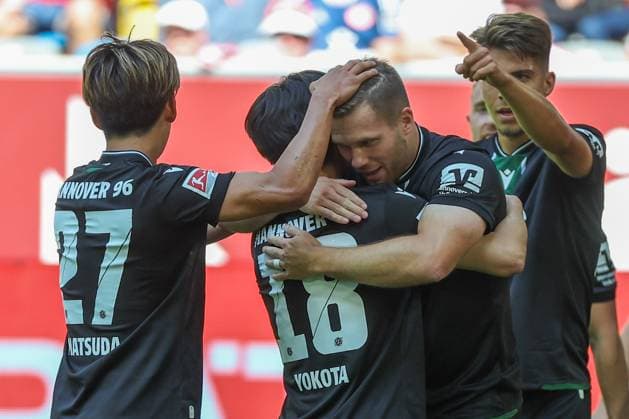 2 Bundesliga Fortuna Düsseldorf Hannover 96 on 09 08 2025 at Merkur Spiel Arena in Düsseldorf Cheering, goal celebration, goal scorer Benjamin Källman Kaellman Hannover celebrates with the team after his goal for 0 to 2 MH
