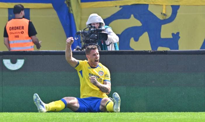 09 08 2025 Soccer Season 2025 2026 2 Soccer Bundesliga 02 Matchday Eintracht Braunschweig BTSV SpVgg Greuther Fürth Kleeblatt Sportfoto Zink MeZi xmexzix DFL regulations prohibit any use of photographs as image sequences and or quasi video only for editorial use Sebastian Polter 17, Eintracht Braunschweig BTSV EBS Jubel Freude ballt Faust Fäuste