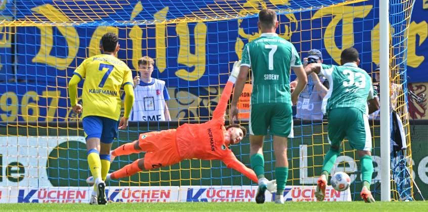 09 08 2025 Soccer season 2025 2026 2 Soccer Bundesliga 02 Matchday Eintracht Braunschweig BTSV SpVgg Greuther Fürth Kleeblatt Sportfoto Zink MeZi xmexzix DFL regulations prohibit any use of photographs as image sequences and or quasi video only for editorial use Pelle Boevink 26, SpVgg Greuther Fürth must concede goal for 3 2 by Sebastian Polter 17, Eintracht Braunschweig BTSV EBS, not in picture by penalty kick
