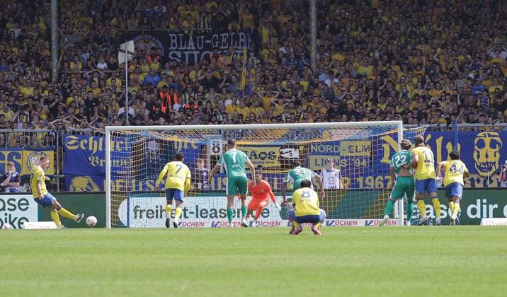 Sebastian Polter Eintracht Braunschweig converts the penalty against Pelle Boevink SpVgg Greuther Fuerth 3 2 Football, Men, Season 2025 2026 2 BL, Eintracht Stadion, Eintracht Braunschweig vs Spielvereinigung Greuther Fuerth 3 2 DFL REGULATIONS PROHIBIT ANY USE OF PHOTOGRAPHS AS IMAGE SEQUENCES AND OR QUASI VIDEO
