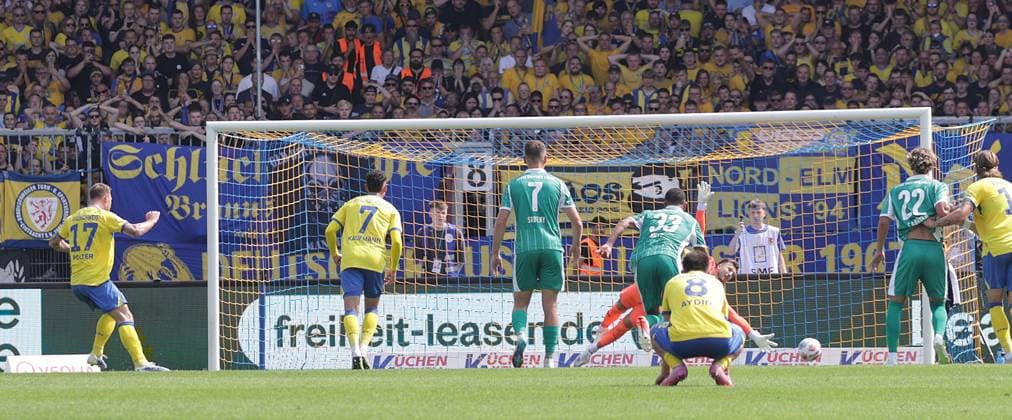 Sebastian Polter Eintracht Braunschweig converts the penalty against Pelle Boevink SpVgg Greuther Fuerth 3 2 Football, Men, Season 2025 2026 2 BL, Eintracht Stadion, Eintracht Braunschweig vs Spielvereinigung Greuther Fuerth 3 2 DFL REGULATIONS PROHIBIT ANY USE OF PHOTOGRAPHS AS IMAGE SEQUENCES AND OR QUASI VIDEO