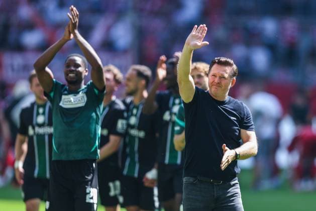 Soccer 2 Bundesliga 2 Matchday Fortuna Düsseldorf Hannover 96 on 09 08 2025 at Merkur Spiel Arena in Düsseldorf Christian Titz Coach Head Coach Hannover celebrates the victory with the fans DFL regulations prohibit any use of photographs as image sequences and or quasi video xJRx