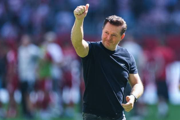 Soccer 2 Bundesliga 2 Matchday Fortuna Düsseldorf Hannover 96 on 09 08 2025 at Merkur Spiel Arena in Düsseldorf Christian Titz Coach Head Coach Hannover celebrates the victory with the fans DFL regulations prohibit any use of photographs as image sequences and or quasi video xJRx