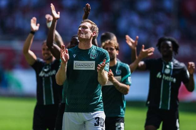 Soccer 2 Bundesliga 2 Matchday Fortuna Düsseldorf Hannover 96 on 09 08 2025 at Merkur Spiel Arena in Düsseldorf Leo Weinkauf Hannover celebrates the victory with the fans DFL regulations prohibit any use of photographs as image sequences and or quasi video xJRx