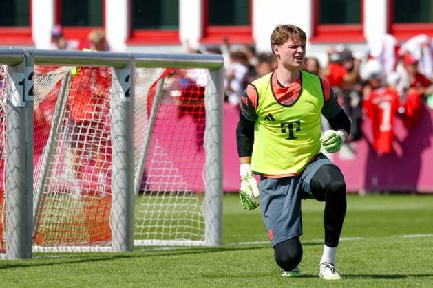 Football, FC Bayern Munich, Substitute goalkeeper Jonas Urbig out injured for several weeks - Archive