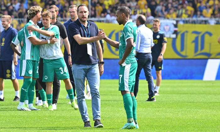09 08 2025 Soccer Season 2025 2026 2 Soccer Bundesliga 02 Matchday Eintracht Braunschweig BTSV SpVgg Greuther Fürth Kleeblatt Sportfoto Zink MeZi xmexzix DFL regulations prohibit any use of photographs as image sequences and or quasi video only for editorial use Stephan Fürstner Sports Director SpVgg Greuther Fürth Julian Green 37, SpVgg Greuther Fürth disappointed Disappointment after the end of the match