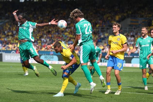 Braunschweig vs Fürth, 2 BL Braunschweig, 09 08 2025, FUßBALL Eintracht Braunschweig vs SpVgg Greuther Fürth, 2 BL, Season 2025 26 Noel Fotkeu Greuther Fürth , Lukas Frenkert Eintracht Braunschweig , Juan Cabrera Greuther Fürth Braunschweig