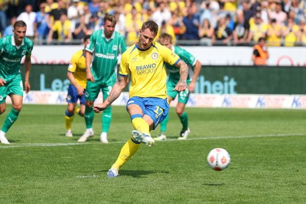 Braunschweig vs Fürth, 2 BL Braunschweig, 09 08 2025, FOOTBALL Eintracht Braunschweig vs SpVgg Greuther Fürth, 2 BL, Season 2025 26 Sebastian Polter Eintracht Braunschweig scores from the penalty spot to make it 3 2 Braunschweig