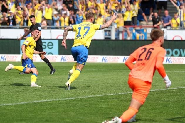 Braunschweig vs Fürth, 2 BL Braunschweig, 09 08 2025, FOOTBALL Eintracht Braunschweig vs SpVgg Greuther Fürth, 2 BL, Season 2025 26 Sebastian Polter Eintracht Braunschweig celebrates after his penalty goal for 3 2 Braunschweig