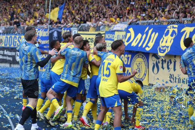 Braunschweig vs Fürth, 2 BL Braunschweig, 09 08 2025, FOOTBALL Eintracht Braunschweig vs SpVgg Greuther Fürth, 2 BL, Season 2025 26 Sebastian Polter Eintracht Braunschweig celebrates with teammates and fans after his penalty goal for 3 2 Braunschweig
