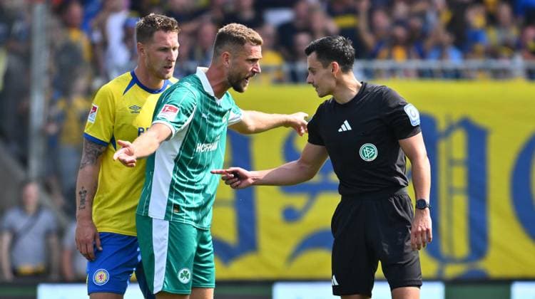 09 08 2025 Soccer Season 2025 2026 2 Soccer Bundesliga 02 Matchday Eintracht Braunschweig BTSV SpVgg Greuther Fürth Kleeblatt Sportfoto Zink xwoxzix DFL regulations prohibit any use of photographs as image sequences and or quasi video only for editorial use Sebastian Polter 17, Eintracht Braunschweig BTSV EBS Dennis Srbeny 7, SpVgg Greuther Fürth Konrad Oldhafer Referee
