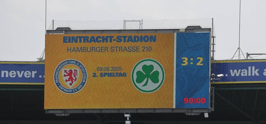 Scoreboard with final result 3 3 Football, Men, Season 2025 2026 2 BL, Eintracht Stadion, Eintracht Braunschweig vs Spielvereinigung Greuther Fuerth 3 2 DFL REGULATIONS PROHIBIT ANY USE OF PHOTOGRAPHS AS IMAGE SEQUENCES AND OR QUASI VIDEO