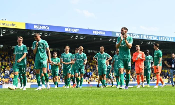 09 08 2025 Soccer Season 2025 2026 2 Soccer Bundesliga 02 Matchday Eintracht Braunschweig BTSV SpVgg Greuther Fürth Kleeblatt Sportfoto Zink xwoxzix DFL regulations prohibit any use of photographs as image sequences and or quasi video only for editorial use Mannschaft Team Fürth after end of match disappointed disappointment