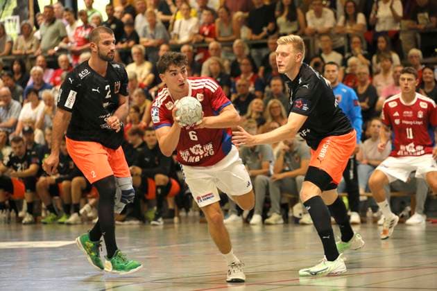 Photo on the ball Elias KOFLER HSV against Lucas MEISTER Schaffhausen , left and Ariel PIETRASIK Schaffhausen Handball Men international, pre-season preparation at the Heide Cup in Schneverdingen on Sat 09 08 2025 HSV Handball Kadetten Schaffhausen