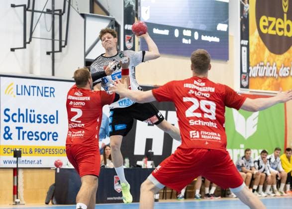 09 08 2025 Handball Sporthalle Schwaz Ost, Osthalle, Tirol, Austria Silberregion Karwendel Cup 3rd place match Sparkasse Schwaz Handball Tirol white Eulen Ludwigshafen red Picture 2 Frederic Stüber Ludwigshafen , 99 Johannes Demmerer Schwaz , 29 Friedrich Schmitt Ludwigshafen
