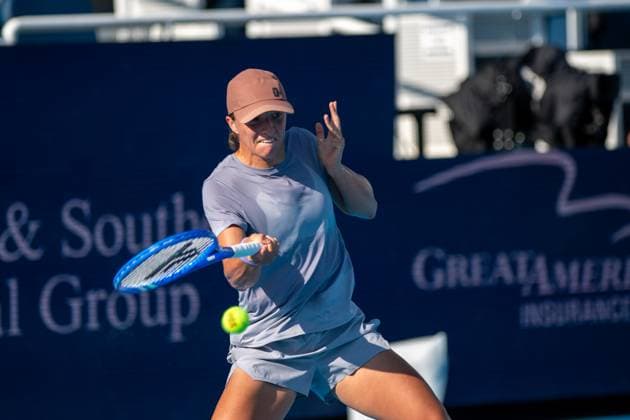 Cincinnati Open: Iga Åöwiatek Practice On Center Court Iga Swiatek practices on Center Court before her second-round match with Anastasia Potapova at the Cincinnati Open in Mason, Ohio, on August 9, 2025. Mason Ohio United States  Copyright: xJasonxWhitmanx originalFilename:whitman-cincinna250809_np9LE.jpg