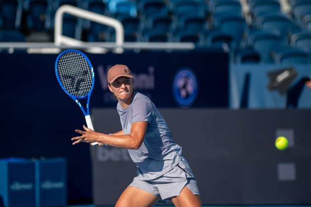 Cincinnati Open: Iga Åöwiatek Practice On Center Court Iga Swiatek practices on Center Court before her second-round match with Anastasia Potapova at the Cincinnati Open in Mason, Ohio, on August 9, 2025. Mason Ohio United States  Copyright: xJasonxWhitmanx originalFilename:whitman-cincinna250809_np14q.jpg