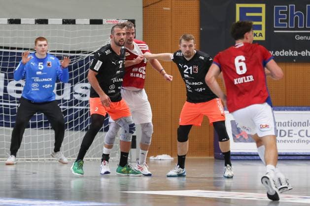 09 08 2025, xgox, Handball Heide Cup, Handball Sport Verein Hamburg Kadetten Schaffhausenemspor, f l Lucas Meister Schaffhausen, 2 , Andreas Magaard Hamburg, 4 , Daniel Reznicky Schaffhausen, 21 duel, duel, fight, tackle Schneverdingen