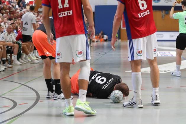 09 08 2025, xgox, Handball Heide Cup, Handball Sport Verein Hamburg Kadetten Schaffhausenemspor, v l Dimitrij Kuettel Schaffhausen, 9 injured, injury Schneverdingen