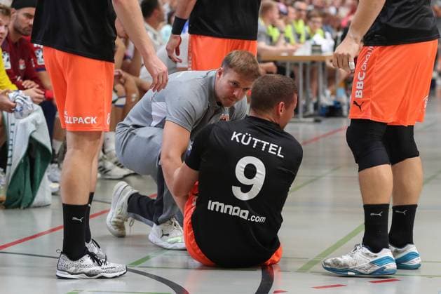 09 08 2025, xgox, Handball Heide Cup, Handball Sport Verein Hamburg Kadetten Schaffhausenemspor, v l Dimitrij Kuettel Schaffhausen, 9 injured, injury Schneverdingen