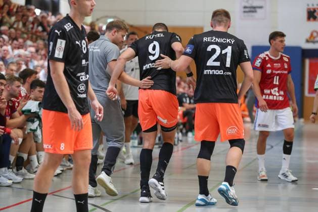 09 08 2025, xgox, Handball Heide Cup, Handball Sport Verein Hamburg Kadetten Schaffhausenemspor, v l Dimitrij Kuettel Schaffhausen, 9 injured, injury Schneverdingen