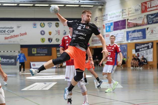 09 08 2025, xgox, Handball Heide Cup, Handball Sport Verein Hamburg Kadetten Schaffhausenemspor, v l Daniel Reznicky Schaffhausen, 21 throws goal, Torschuetze, erzielt Tor, Treffer, scores the goal Schneverdingen