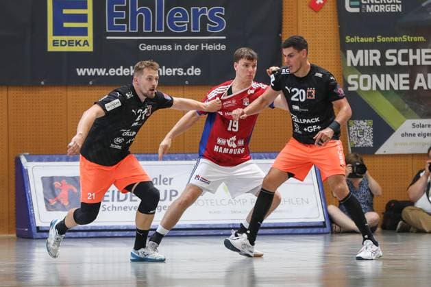 09 08 2025, xgox, Handball Heide Cup, Handball Sport Verein Hamburg Kadetten Schaffhausenemspor, v l Daniel Reznicky Schaffhausen, 21 , Maximilian Botta Hamburg, 19 , Lukas Maros Schaffhausen, 20 duel, duel, fight, tackle Schneverdingen