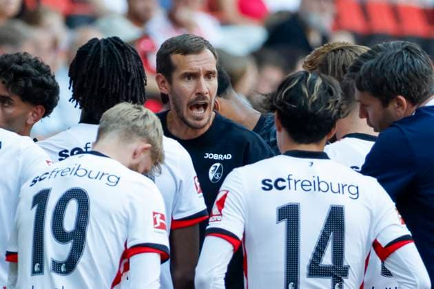 Julian Schuster SC Freiburg, Coach in dialog with his players , Germany, Soccer, Test match, 2025 2026, SC Freiburg vs CA Osasuna, 09 08 2025, Europa Park Stadion , Freiburg im Breisgau, Germany Freiburg im Breisgau Europa Park Stadion Baden Wuerttemberg Germany Copyright: xGrantxHubbsx