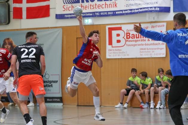 09 08 2025, xgox, Handball Heide Cup, Handball Sport Verein Hamburg Kadetten Schaffhausenemspor, v l Elias Kofler Hamburg, 6 wirft Tor, Torschuetze, erzielt Tor, Treffer, scores the goal Schneverdingen