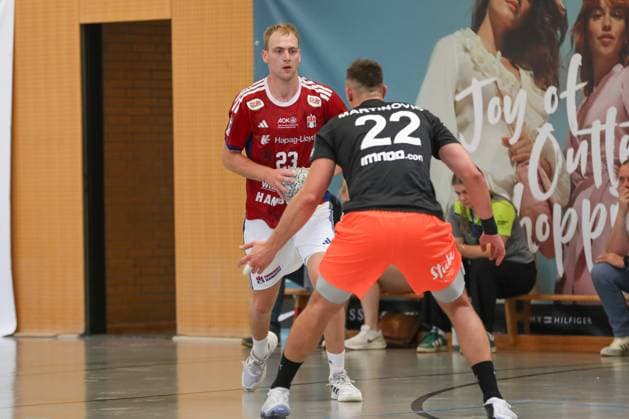 09 08 2025, xgox, Handball Heide Cup, Handball Sport Verein Hamburg Kadetten Schaffhausenemspor, v l Einar Olafsson Hamburg, 23 , Patrik Martinovic Schaffhausen, 22 duel, duel, fight, tackle Schneverdingen