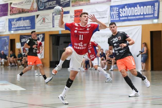 09 08 2025, xgox, Handball Heide Cup, Handball Sport Verein Hamburg Kadetten Schaffhausenemspor, v l Nicolaj Jorgensen Hamburg, 11 wirft Tor, Torschuetze, erzielt Tor, Treffer, scores the goal Schneverdingen