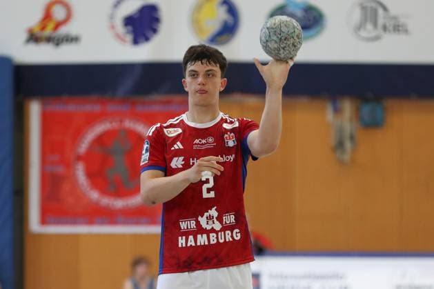09 08 2025, xgox, Handball Heide Cup, Handball Sport Verein Hamburg Kadetten Schaffhausenemspor, v l Toma Gazda Hamburg, 2 am Ball, plays the ball Schneverdingen