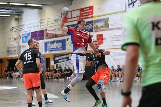 09 08 2025, xgox, Handball Heide Cup, Handball Sport Verein Hamburg Kadetten Schaffhausenemspor, v l Andreas Magaard Hamburg, 4 wirft Tor, Torschuetze, erzielt Tor, Treffer, scores the goal Schneverdingen