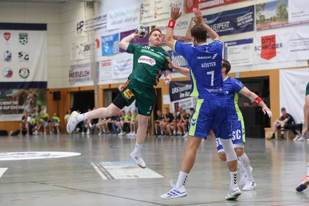 09 08 2025, xgox,Handball Heide Cup VfL Gummersbach TSV Hannover Burgdorf emspor, v l Lukas Stutzke Hannover, 39 wirft Tor, Torschuetze, erzielt Tor, Treffer, scores the goal Schneverdingen