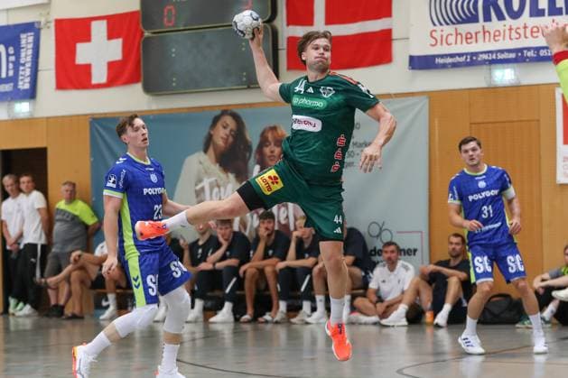 09 08 2025, xgox,Handball Heide Cup VfL Gummersbach TSV Hannover Burgdorf emspor, v l Thomas Alfred Solstad Hannover, 44 wirft Tor, Torschuetze, erzielt Tor, Treffer, scores the goal Schneverdingen