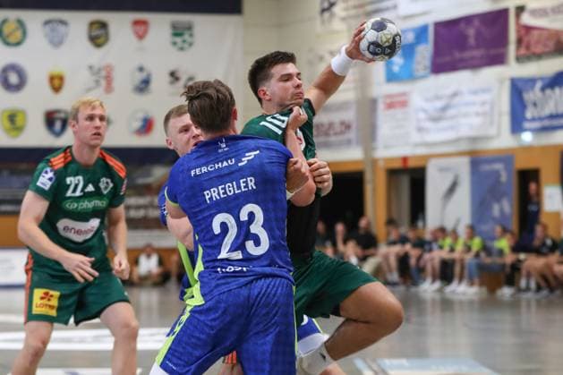 09 08 2025, xgox,Handball Heide Cup VfL Gummersbach TSV Hannover Burgdorf emspor, v l Ole Pregler Gummersbach, 23 , Renars Uscins Hannover, 10 duel, duel, fight, tackle Schneverdingen