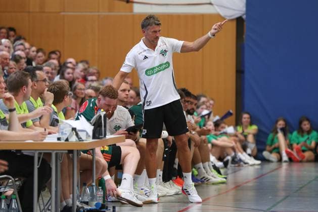 09 08 2025, xgox,Handball Heide Cup VfL Gummersbach TSV Hannover Burgdorf emspor, v l Christian Prokop Hannover, coach gives instructions, gestures with arms, gesticulates, gives instructions Schneverdingen