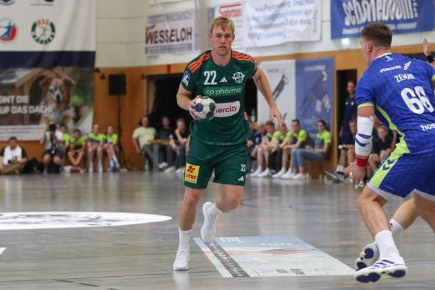09 08 2025, xgox,Handball Heide Cup VfL Gummersbach TSV Hannover Burgdorf emspor, v l Marian Michalczik Hannover, 22 am Ball, plays the ball Schneverdingen